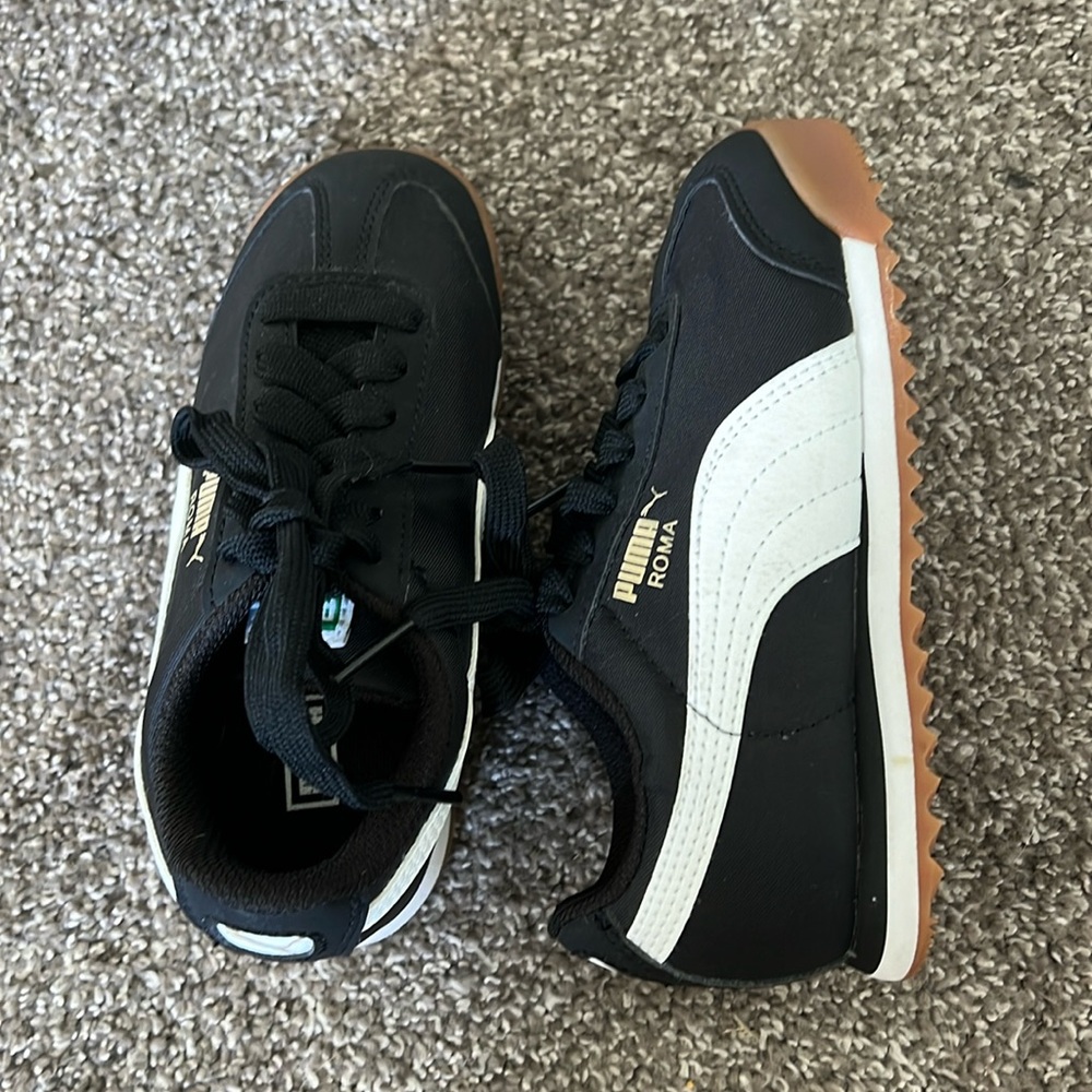Never worn Puma Roma sneakers